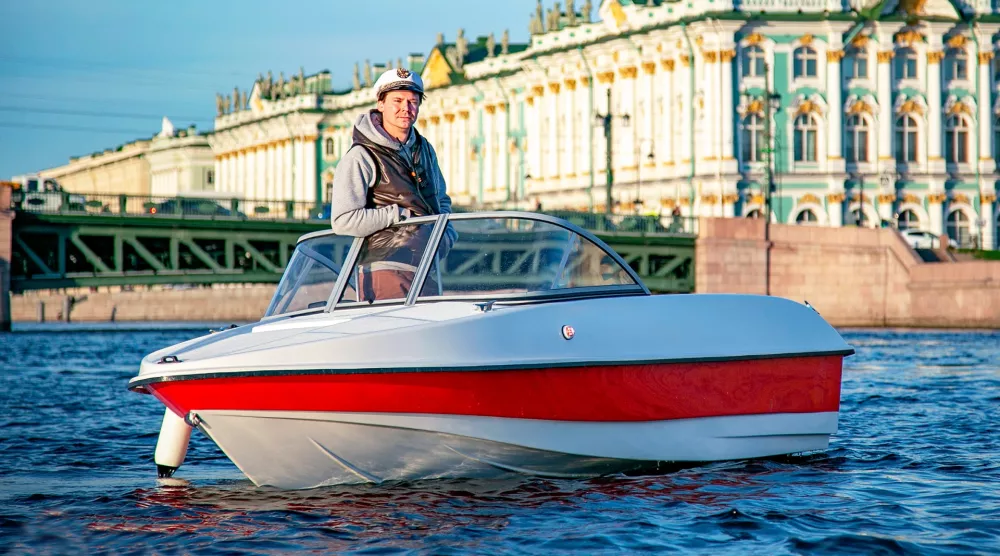 Водная прогулка на катере по рекам и каналам Санкт-Петербурга с капитаном - фото №1