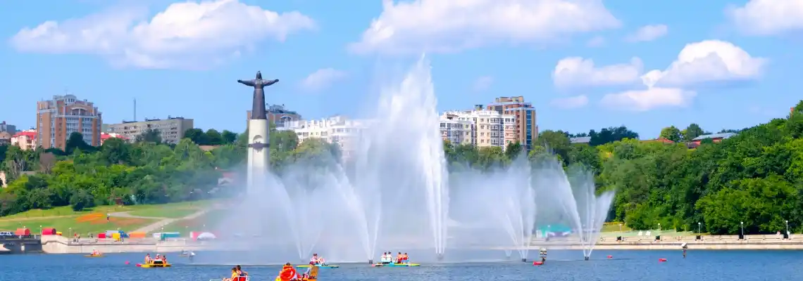 Sight of the town of Cheboksary - Bay City, and a statue of "Mother."