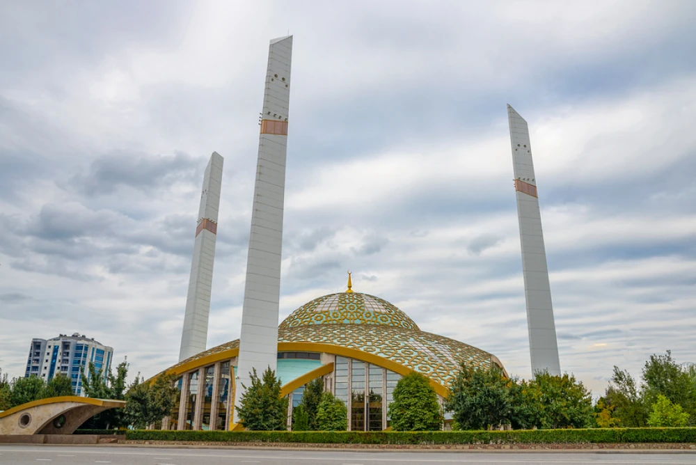 Мечеть Сердце матери пасмурным утром. Аргун, Чеченская Республика. Россия