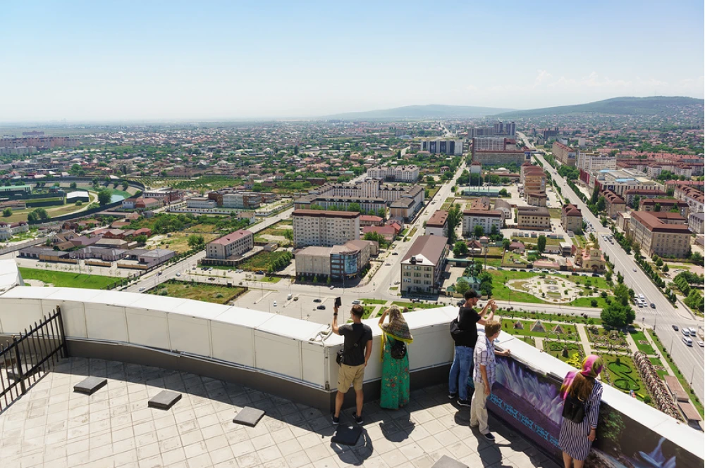 Грозный, туристы на смотровой площадке высотного комплекса «Грозный Сити»