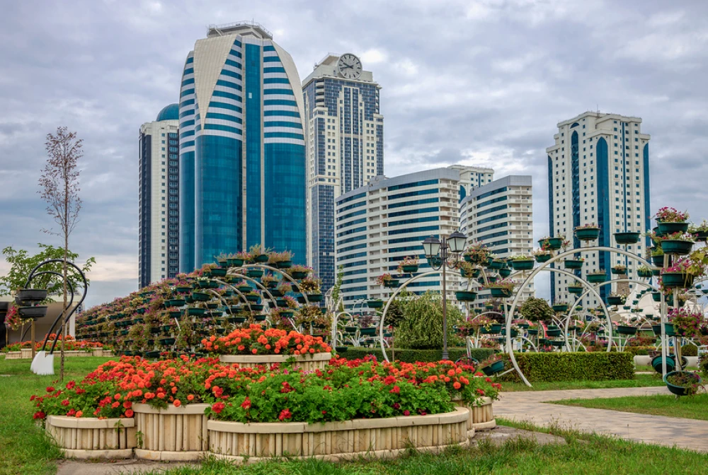 Вид на комплекс высотных зданий Грозный-Сити пасмурным днем, Чеченская Республика