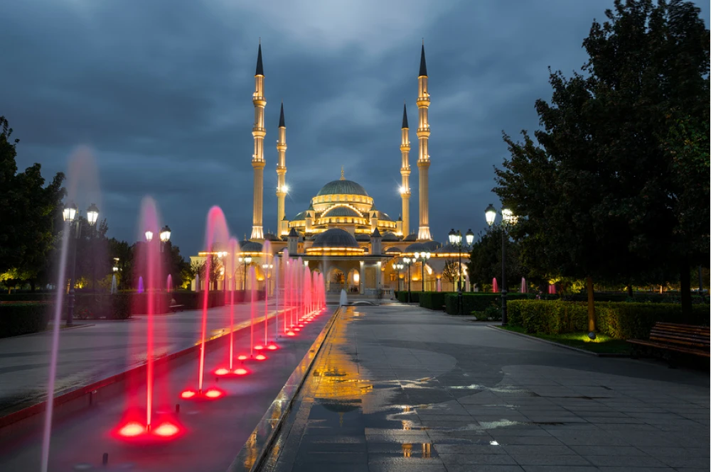 Аллея фонтанов и мечеть Сердце Чечни в облачные сентябрьские сумерки. Грозный, Чеченская Республика. Россия
