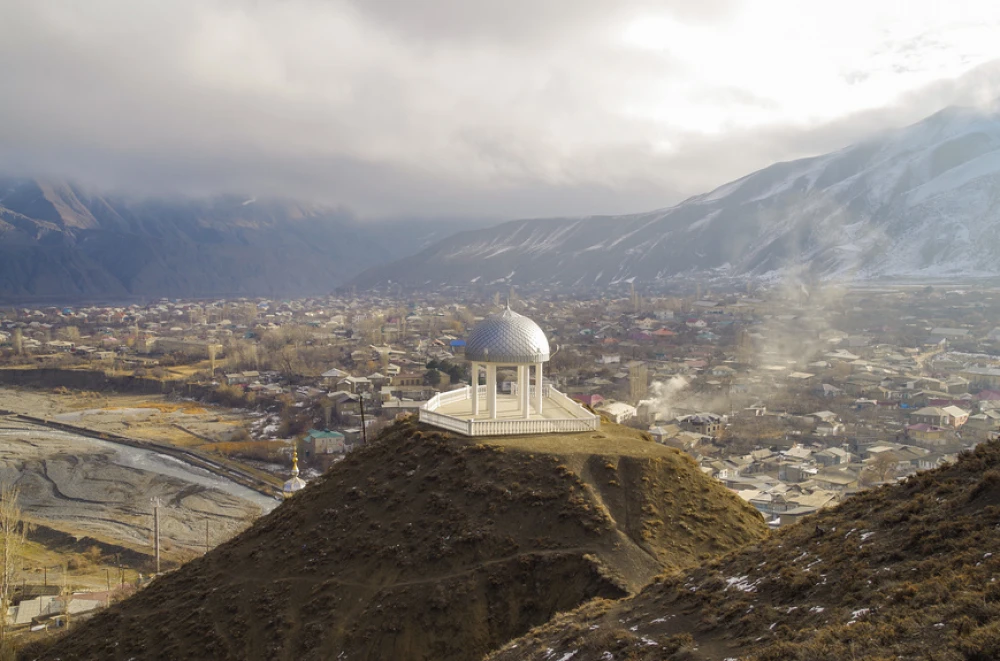 Дагестан, трумфальная ротонда Шарвили и древнее горное село Ахты