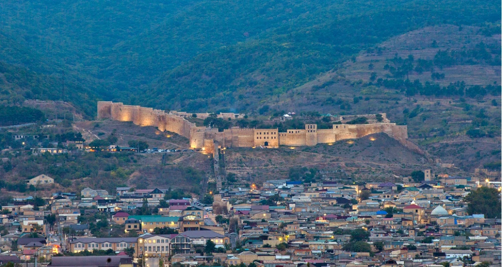 Дагестан, Дербент, вечерний вид на крепость Нарын-кала