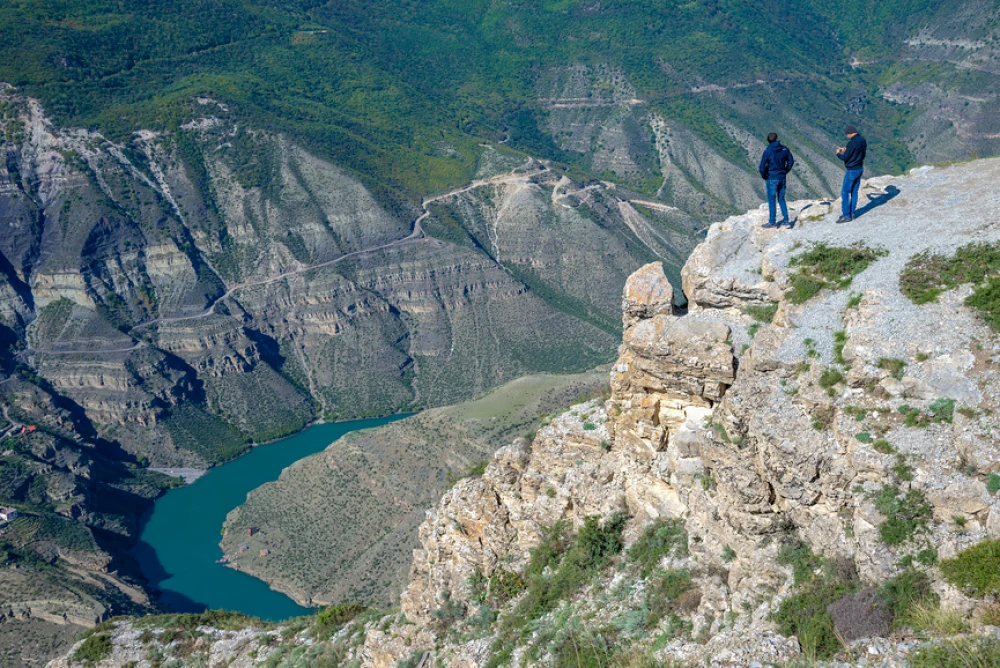 Дагестан, туристы на вершине Сулакского каньона