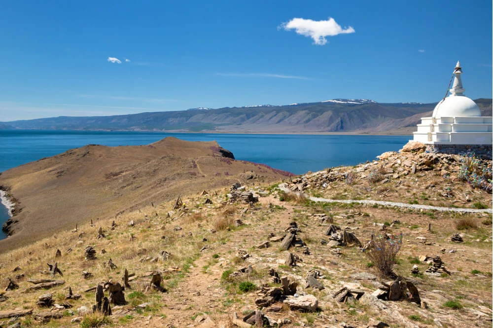 Озера Байкал, вид на оконечность острова Огой и священную буддистскую Ступу просветления