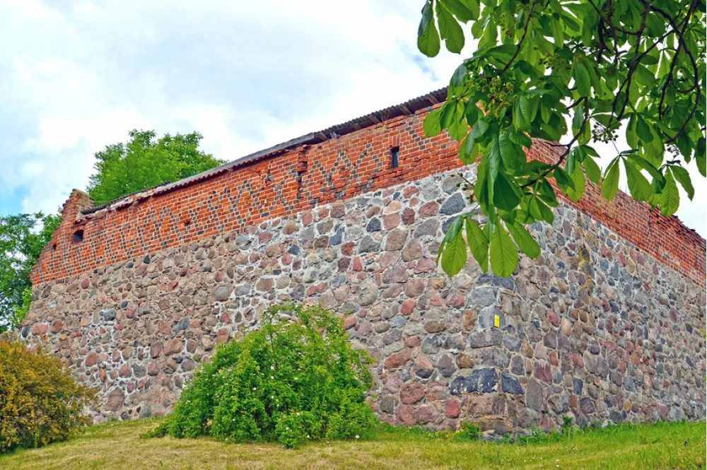 Угловой фрагмент крепостной стены Фридланда (XIV век), Правдинск, Калининградская область