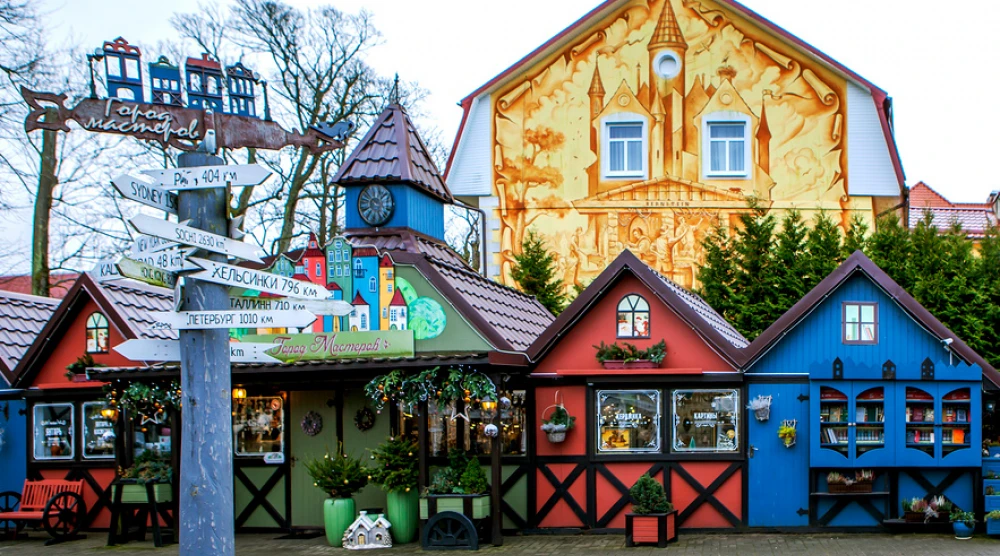 Скульптура-флюгер Город мастеров на площади мастеров. Посёлок Янтарный, Калининградская область