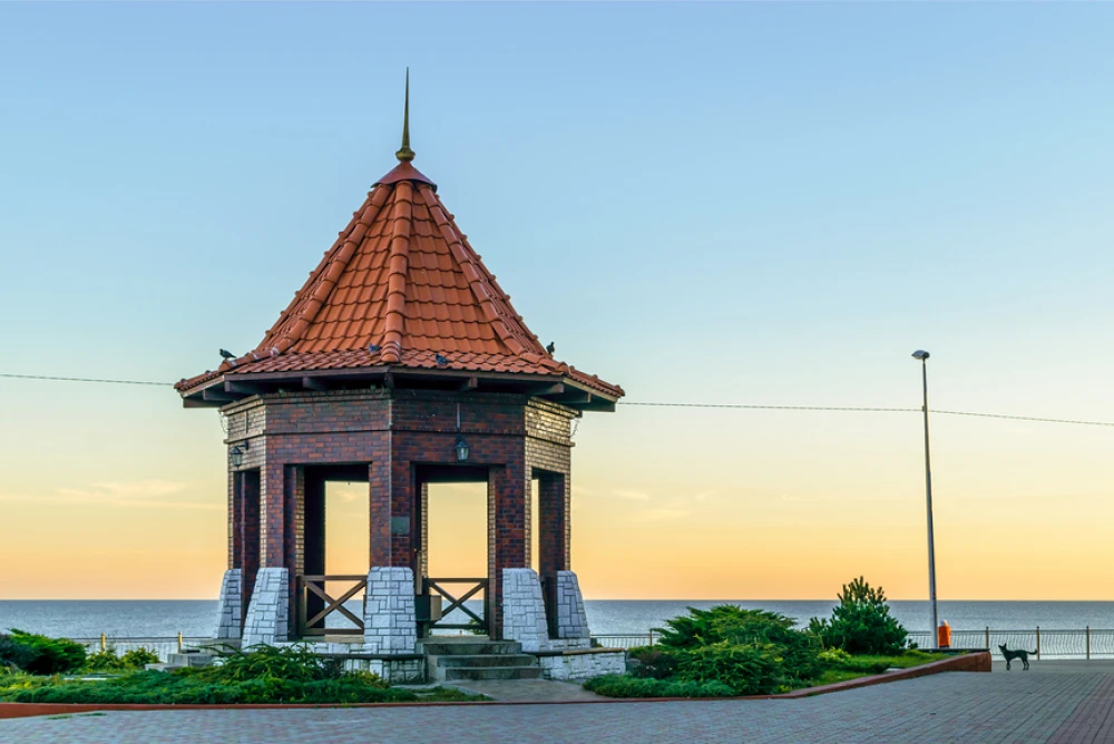 Бювет «Королева Луиза» в Зеленоградске, вид с аллеи Дружбы