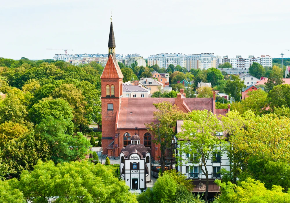 Вид сверху на Спасо-Преображенский собор и Музей «Домик Ангелов», Зеленоградск, Калининградская область