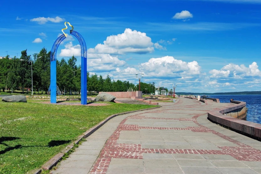 «Единство», скульптура на набережной Онежского озера в Петрозаводске