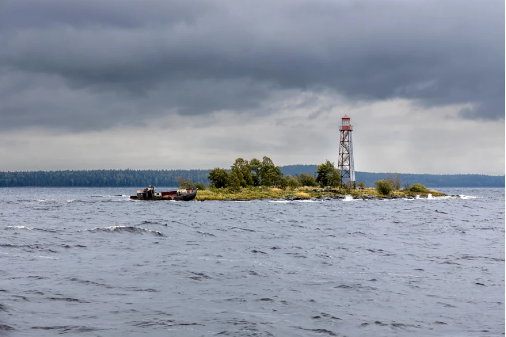 Остров Ивановский на Онежском озере с затонувшим кораблём и маяком