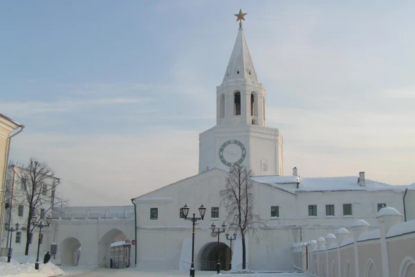 Казанский кремль. Вид на Спасскую башню с территории кремля зимой.