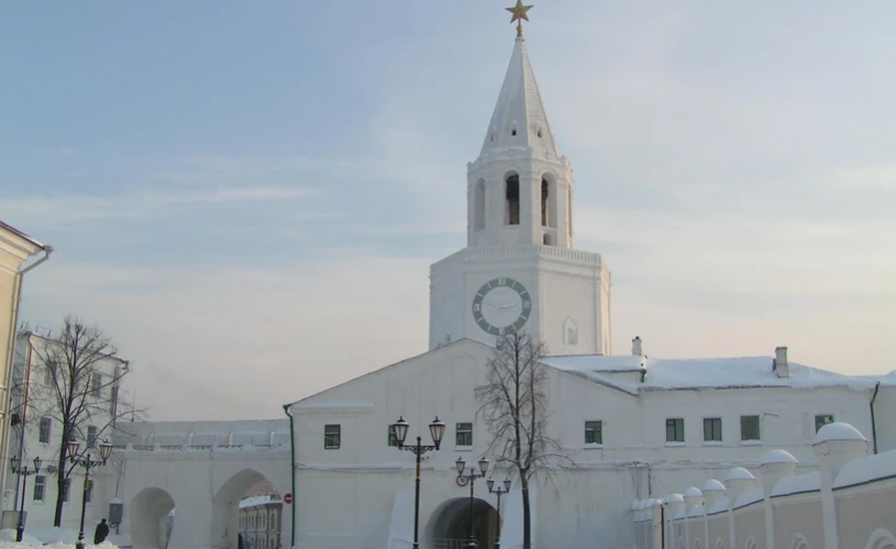 Казанский кремль. Вид на Спасскую башню с территории кремля зимой.