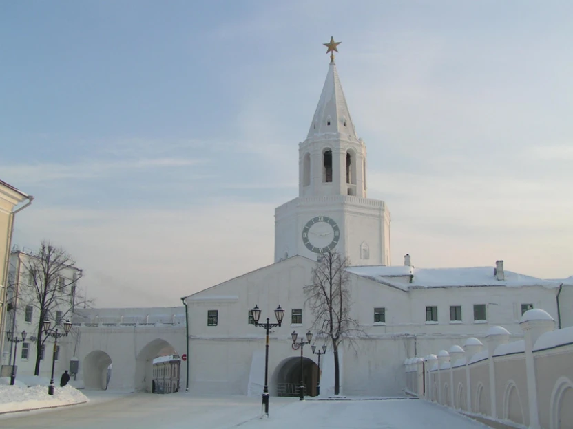 Казанский кремль, вид на Спасскую башню с территории кремля зимой