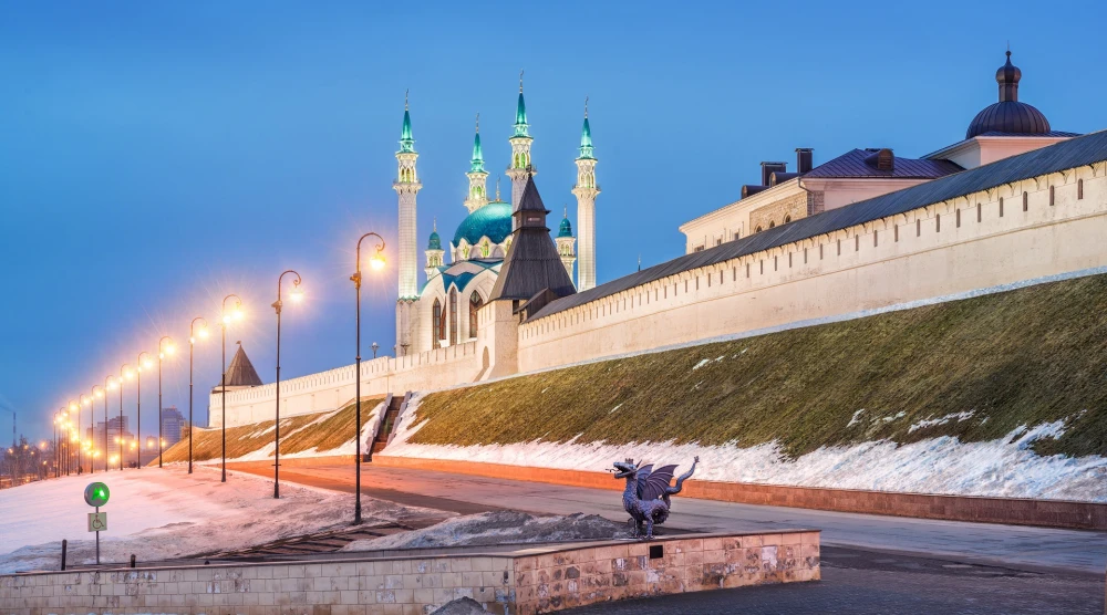 Зимний вечер у стен Казанского кремля и дракон Зилант