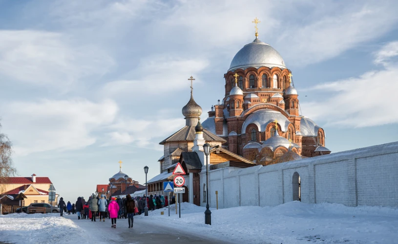 Толпа людей у входа в Иоанно-Предтеченский монастырь. Свияжск