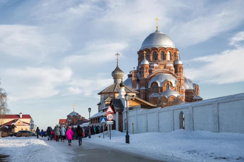 Толпа людей у входа в Иоанно-Предтеченский монастырь, Свияжск