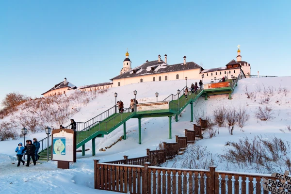 Город Свияжск. Зеленая лестница на фоне Свияжского Богородице-Успенского мужского монастыря