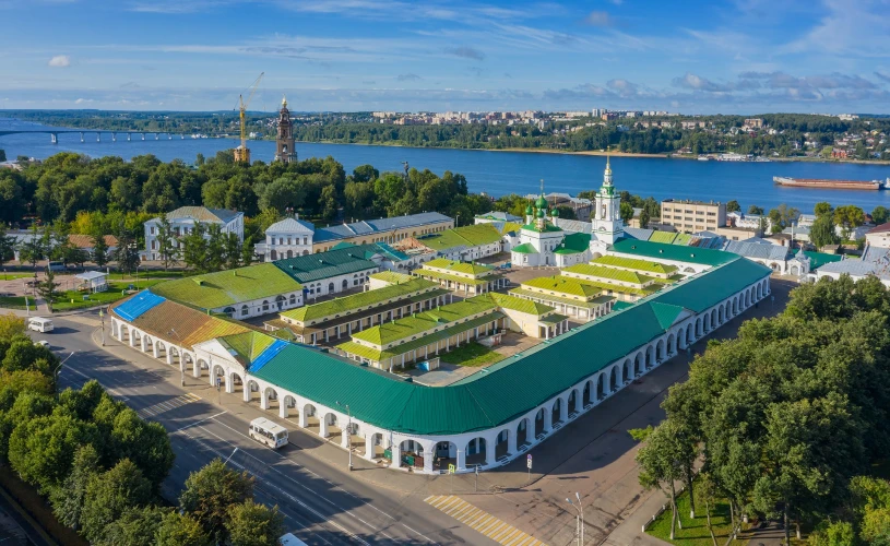 Вид с воздуха на древний Гостиный двор в городе Костроме на берегу Волги