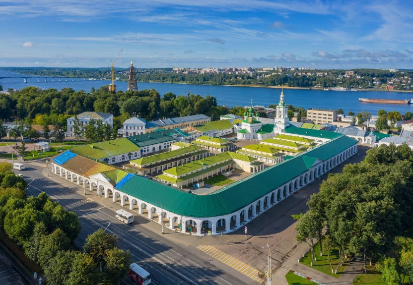 Вид с воздуха на древний Гостиный двор в городе Костроме на берегу Волги