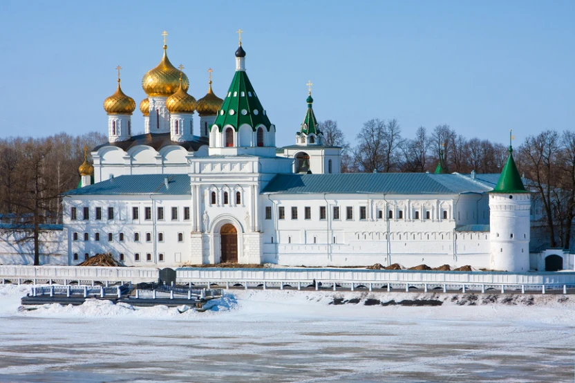 Православный Свято-Троицкий Ипатьевский монастырь в Костроме ранней весной