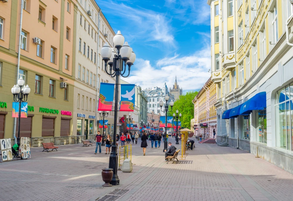 Москва, туристическая улица Арбат украшена флагами в честь Дня Победы