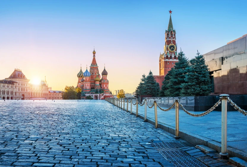 Собор Василия Блаженного и Спасская башня на Красной площади в Москве