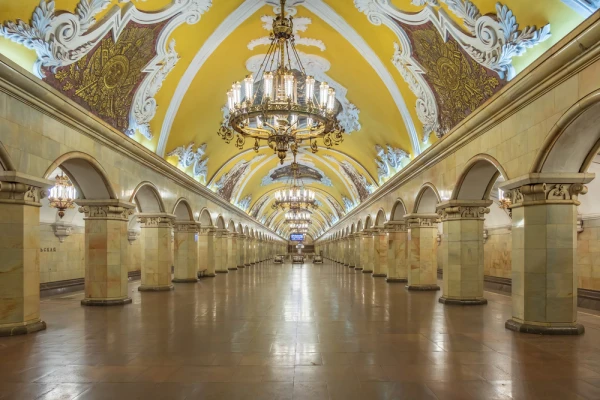 Москва: интерьер станции метро «Комсомольская» кольцевой линии.