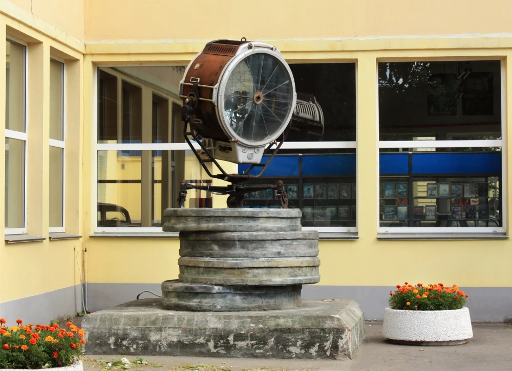 Прожектор на постаменте — памятник на территории киностудии «Мосфильм»