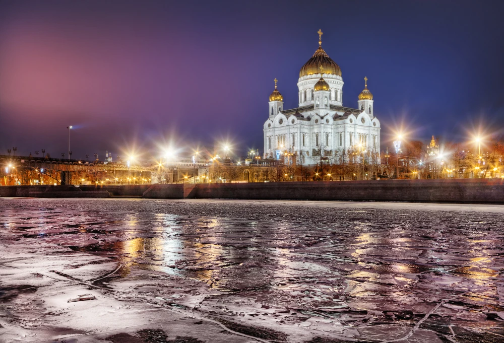 Храм Христа Спасителя изо льда Москвы-реки