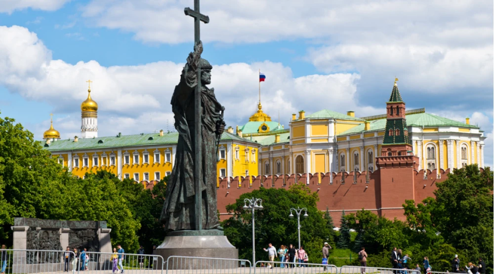 Москва, Вид Кремль и памятник Владимиру Великому на Боровицкой площади