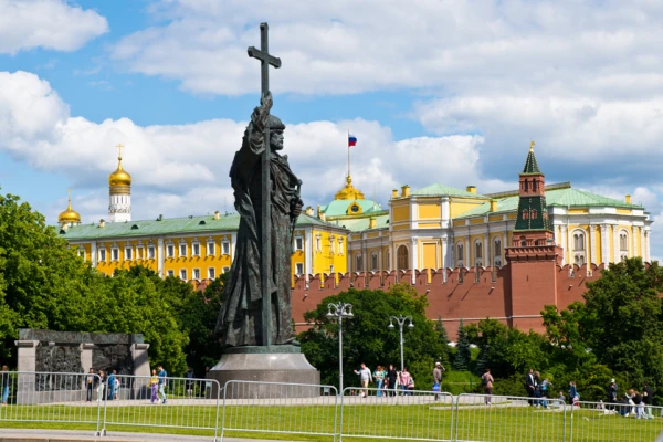 Москва, Вид Кремль и памятник Владимиру Великому на Боровицкой площади