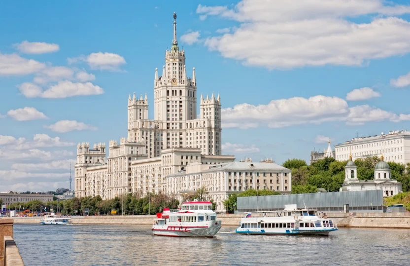 Многоэтажное здание на Котельнической набережной в Москве