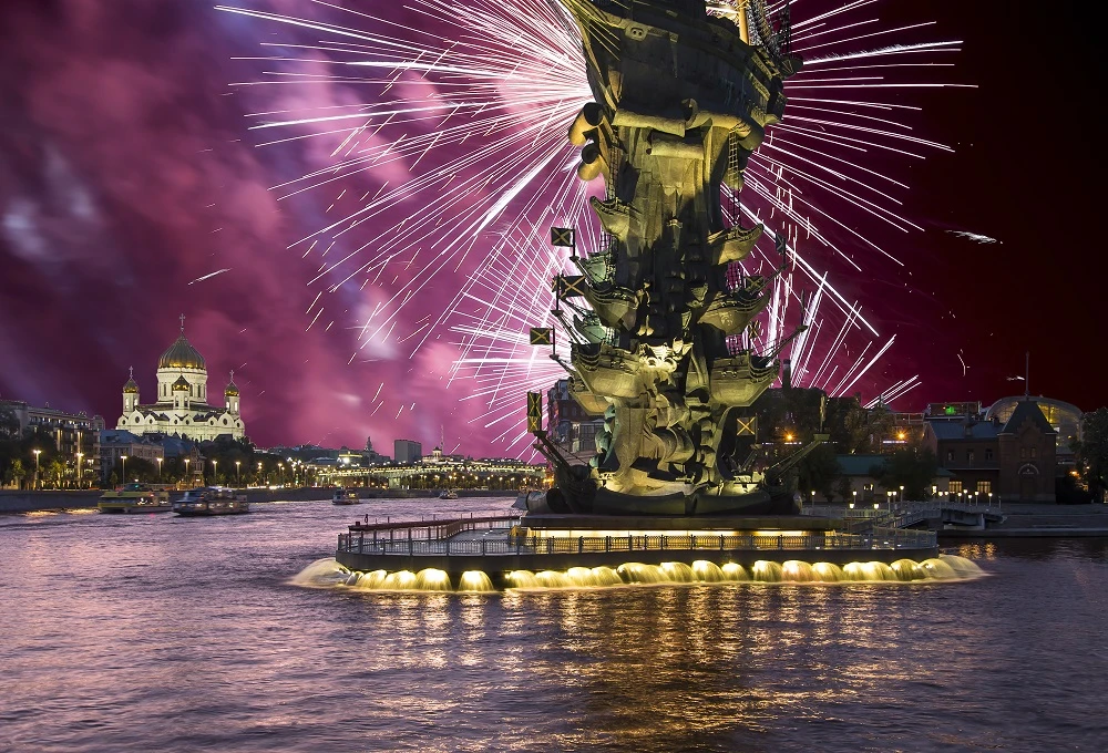 Москва, фейерверк над памятником Петру I «Медный всадник»