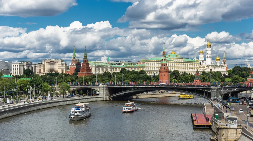 Панорамный вид на Кремль и Москву-реку с высоты птичьего полёта
