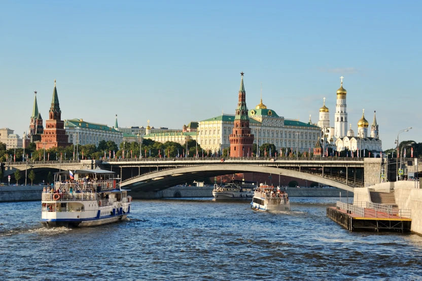 Приближаемся к Большому Каменному мосту, вид с речного судна на другие суда
