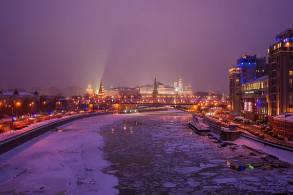 Водная прогулка на салют по Москве-реке в День защитника Отечества фото