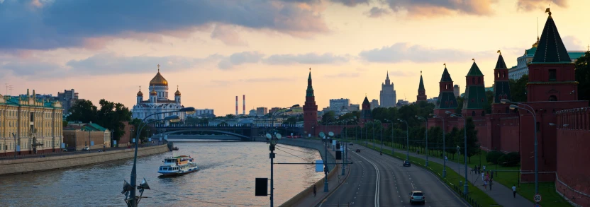 Панорама Москвы, храм Христа Спасителя и Кремль на закате