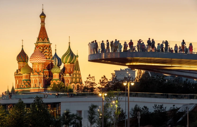 Москва, плавучий мост с видом на собор Василия Блаженного на закате