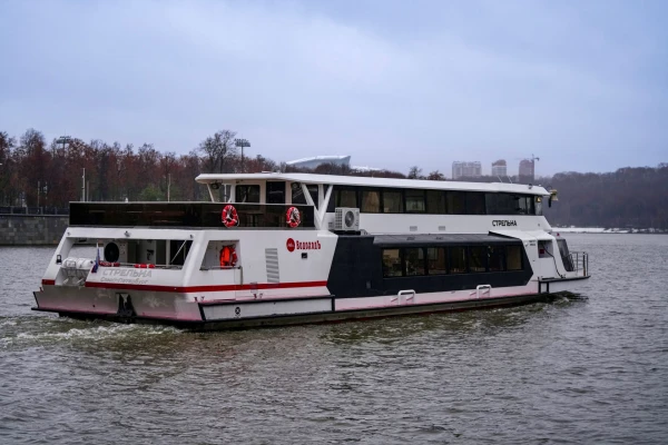 Прогулка на электросудне от причала «Киевский» фото