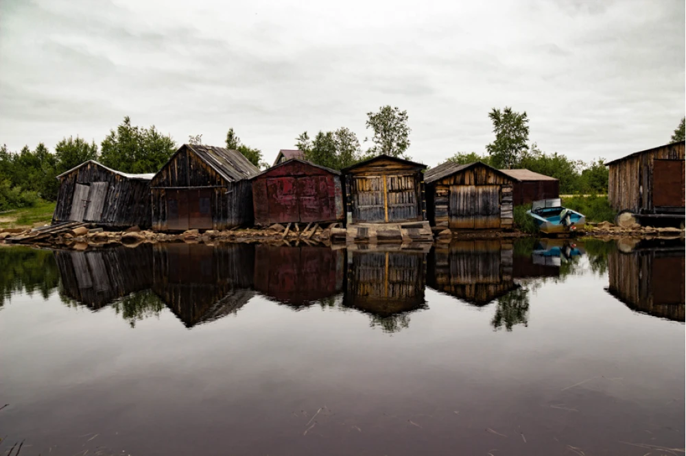 Гаражи для лодок на берегу реки Вирма в селе Ловозеро, Кольский полуостров