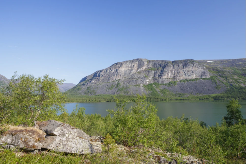 Россия, Кольский полуостров, Ловозёрские тундры. Вид на озеро Сейдозеро и скалы.