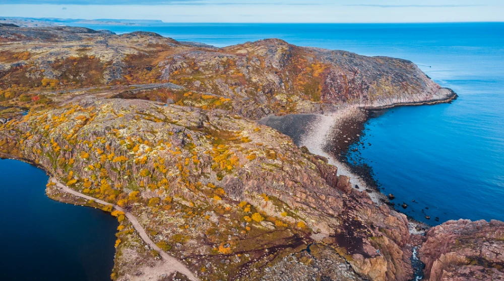 Поселок Териберка, Батарейский водопад, впадающий в Баренцево море