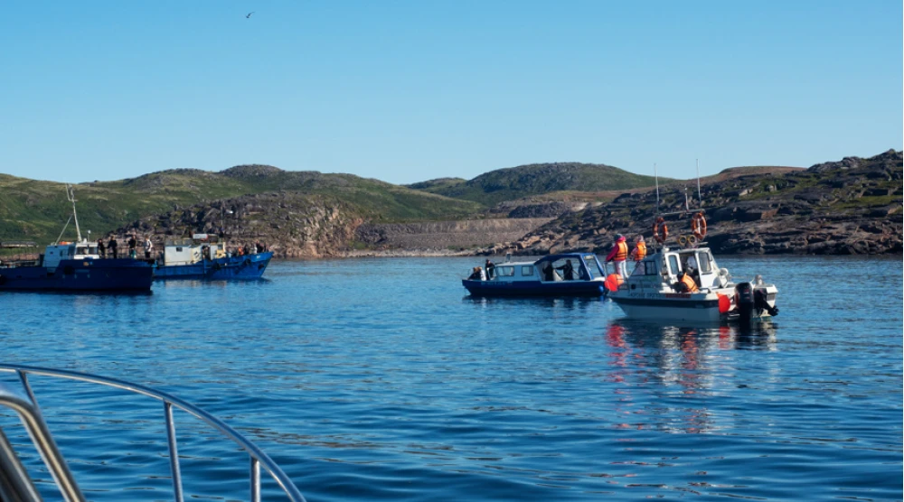 Туристы на катерах в Баренцевом море у берегов Териберки в ожидании китов