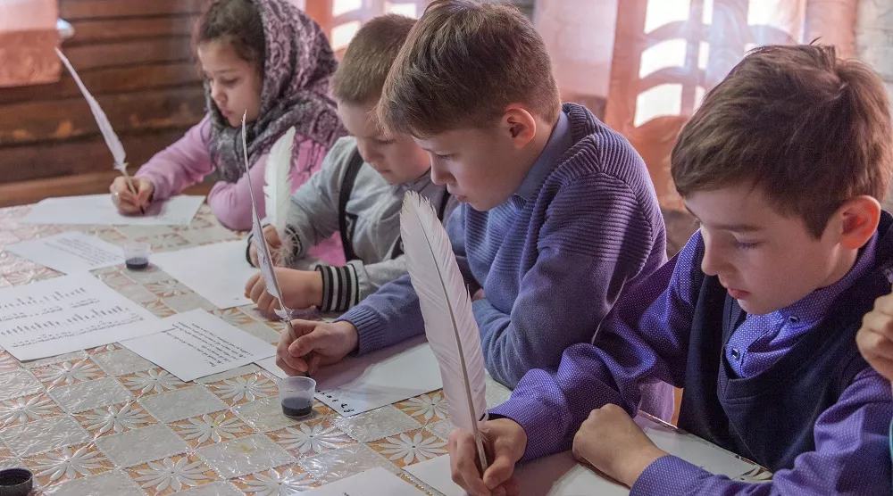 Мастер–класс «Пишем гусиным пером» в церковно-приходской школе села Львовка - фото №1