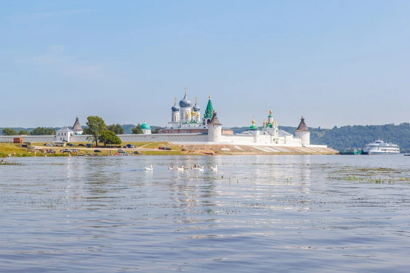 Свято-Троицкий Желтоводский монастырь в Макарьево с юго-западной стороны, Нижегородская область