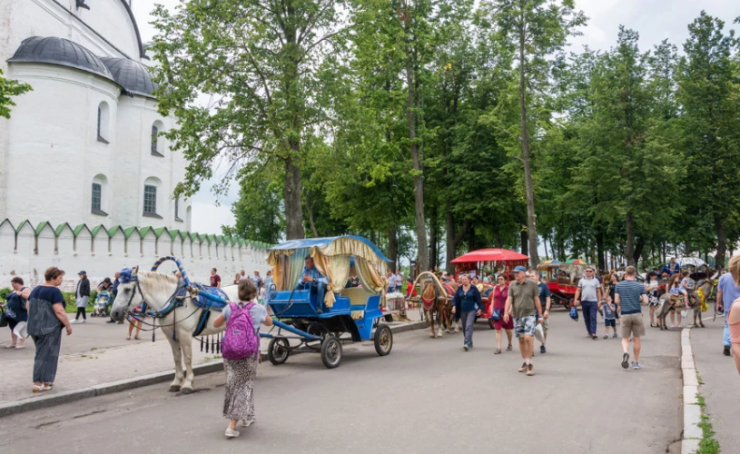 Катание на лошадях на празднике огурца в Суздале