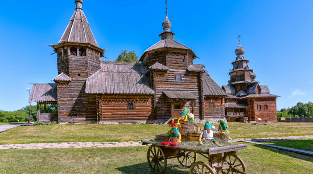 Праздник огурца в Суздале, композиция из игрушечных огурцов на телеге