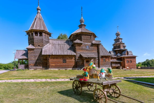Праздник огурца в Суздале, композиция из игрушечных огурцов на телеге
